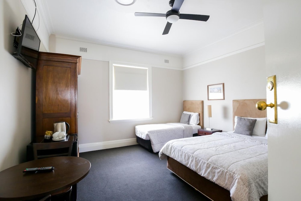 HOTEL GOSFORD 19/64