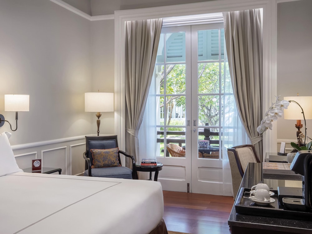 State, King Bed, Pool View, Raffles Hotel Le Royal 2/10