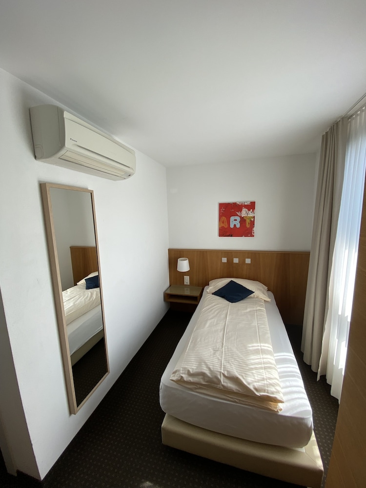 ROOM, SINGLE