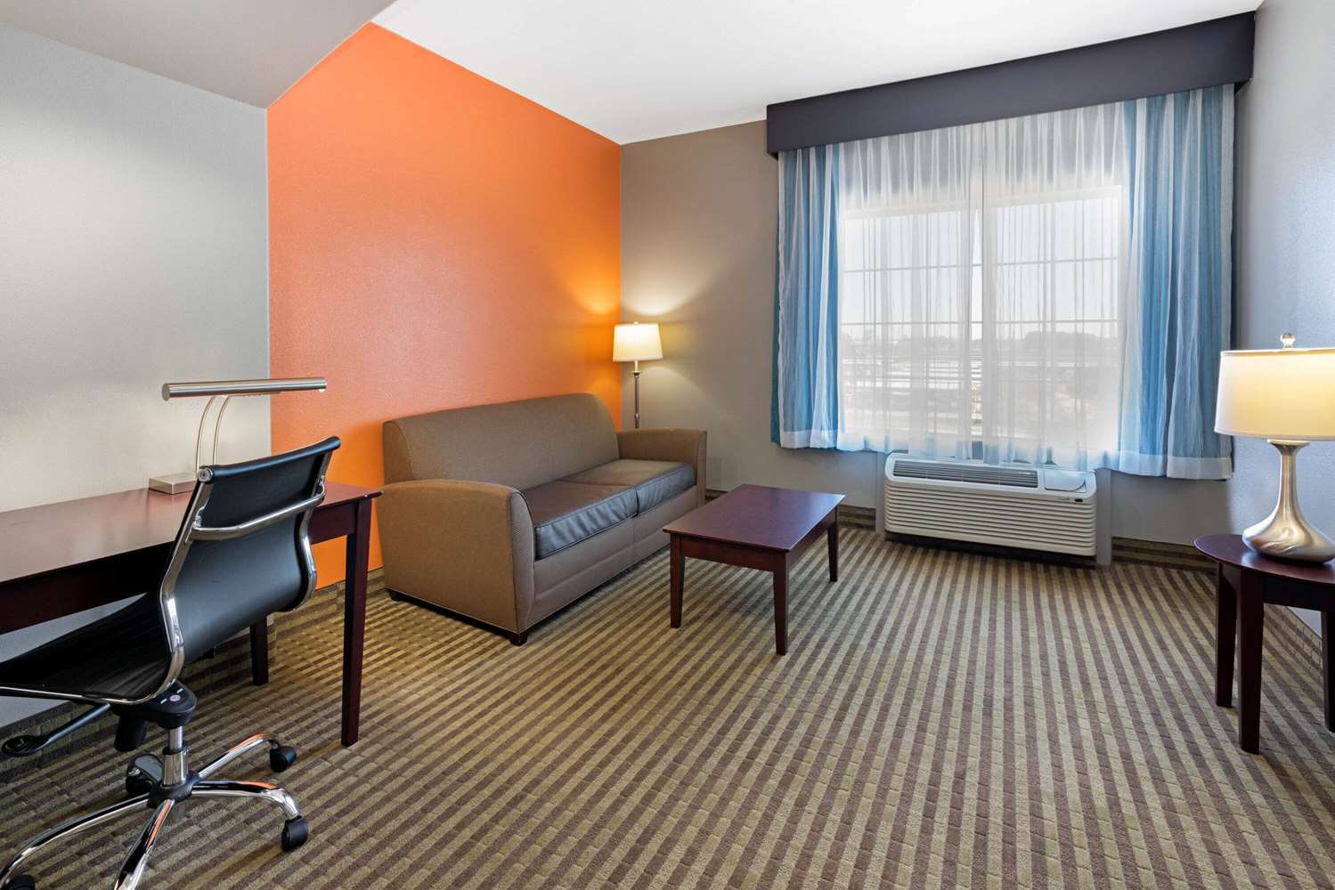 La Quinta Inn & Suites by Wyndham Houston Bush Intl Airpt E 12/30