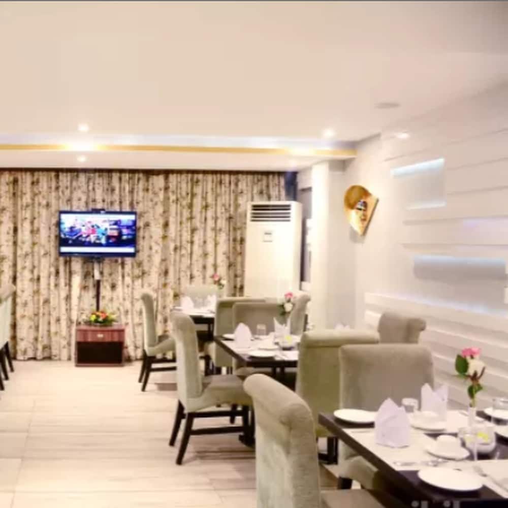 Hotel Mahendra 37/44