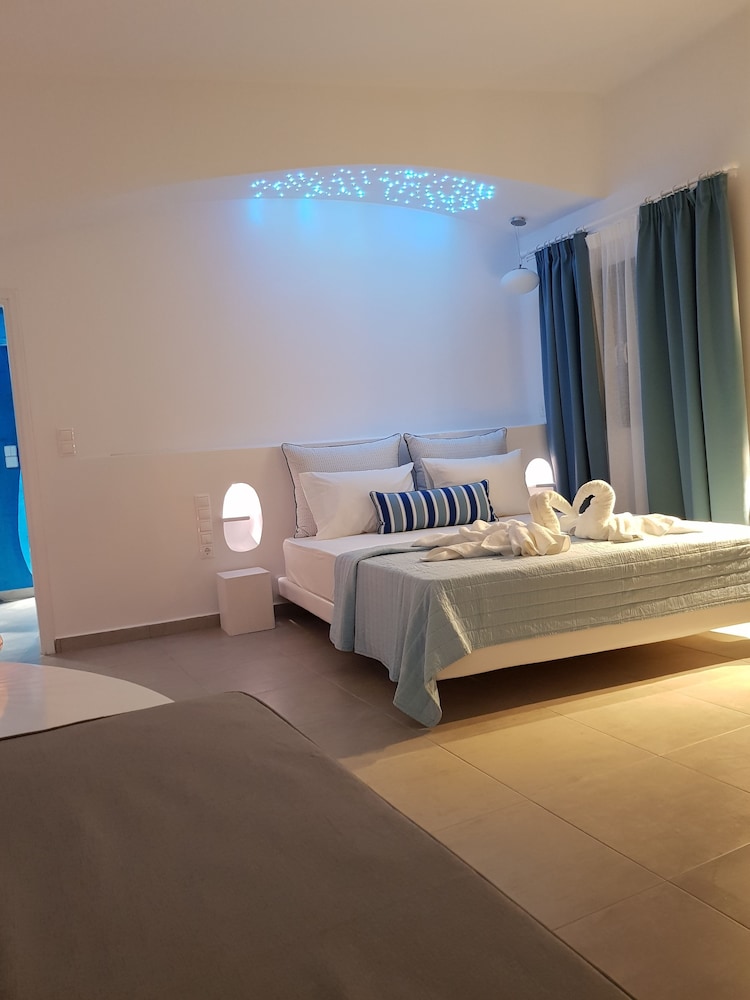 غرفة ديلوكس بسرير مزدوج بإطلالة على البحر مع أريكة بجاكوزي، Amera Suites 9/10
