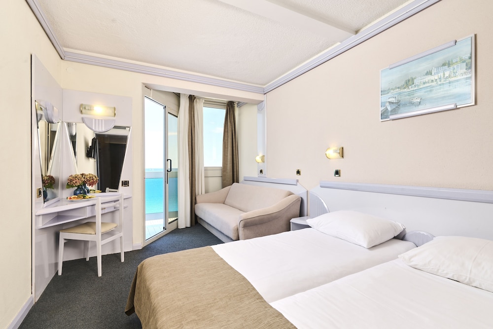 Classic, Double Bed, with Extra Bed, Sea View, Balcony