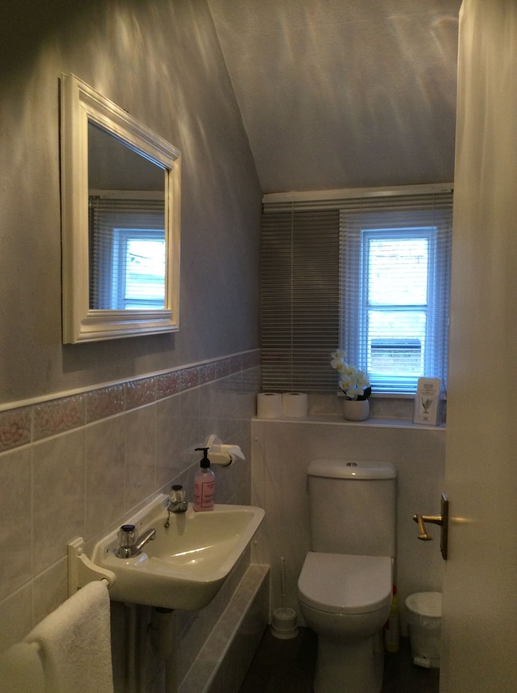Hedley Villa Guest House 39/42
