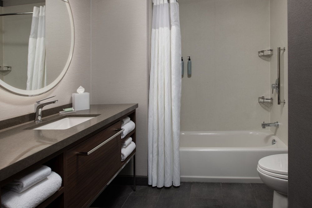 Courtyard by Marriott Olympia 31/32