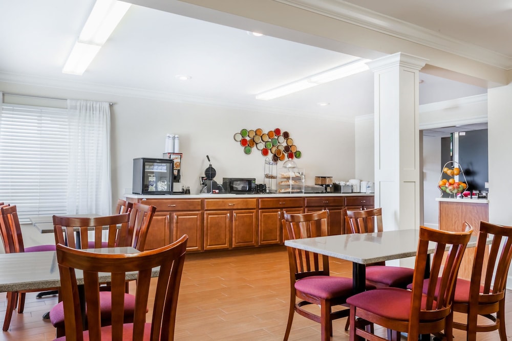 Ramada by Wyndham Tell City 8/35