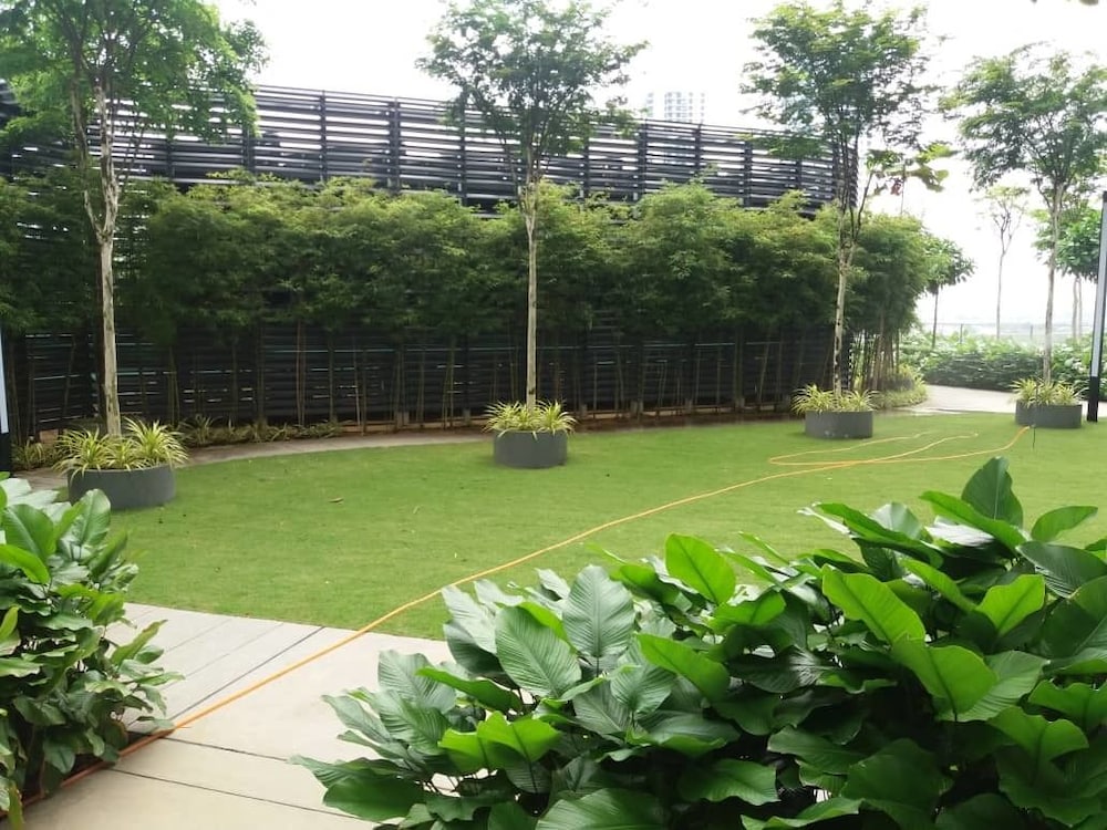Ezzyhome @ Medini 33/38