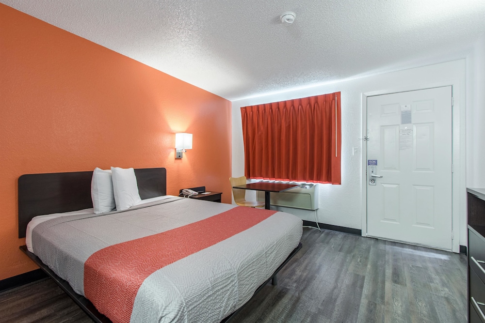 STANDARD, QUEEN BED, ACCESSIBLE