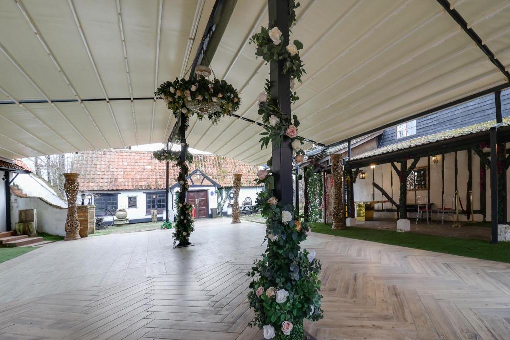Lobby at OYO Tudor Oaks Lodge Stevenage North, BALDOCK