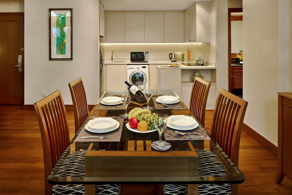 TREETOPS EXECUTIVE RESIDENCES 60/71