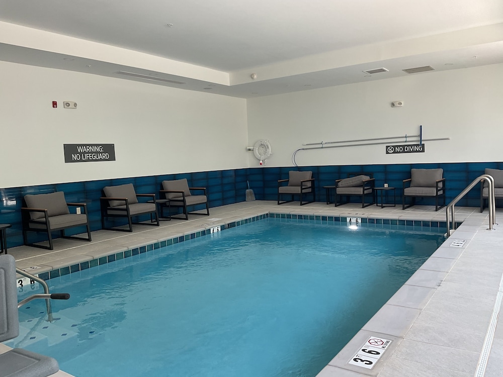 La Quinta Inn & Suites by Wyndham Manchester / Arnold AFB 16/42