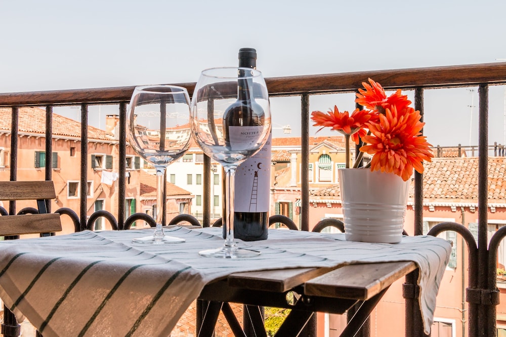 Sunny Canal View in Venice Chic Movida 16/25