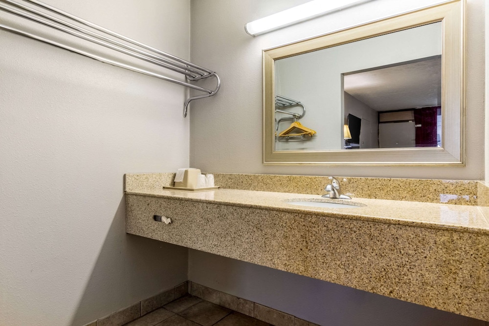 Econo Lodge Seymour, IN 12/37