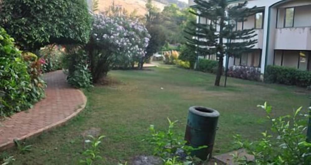 BLUE COUNTRY RESORT 26/33