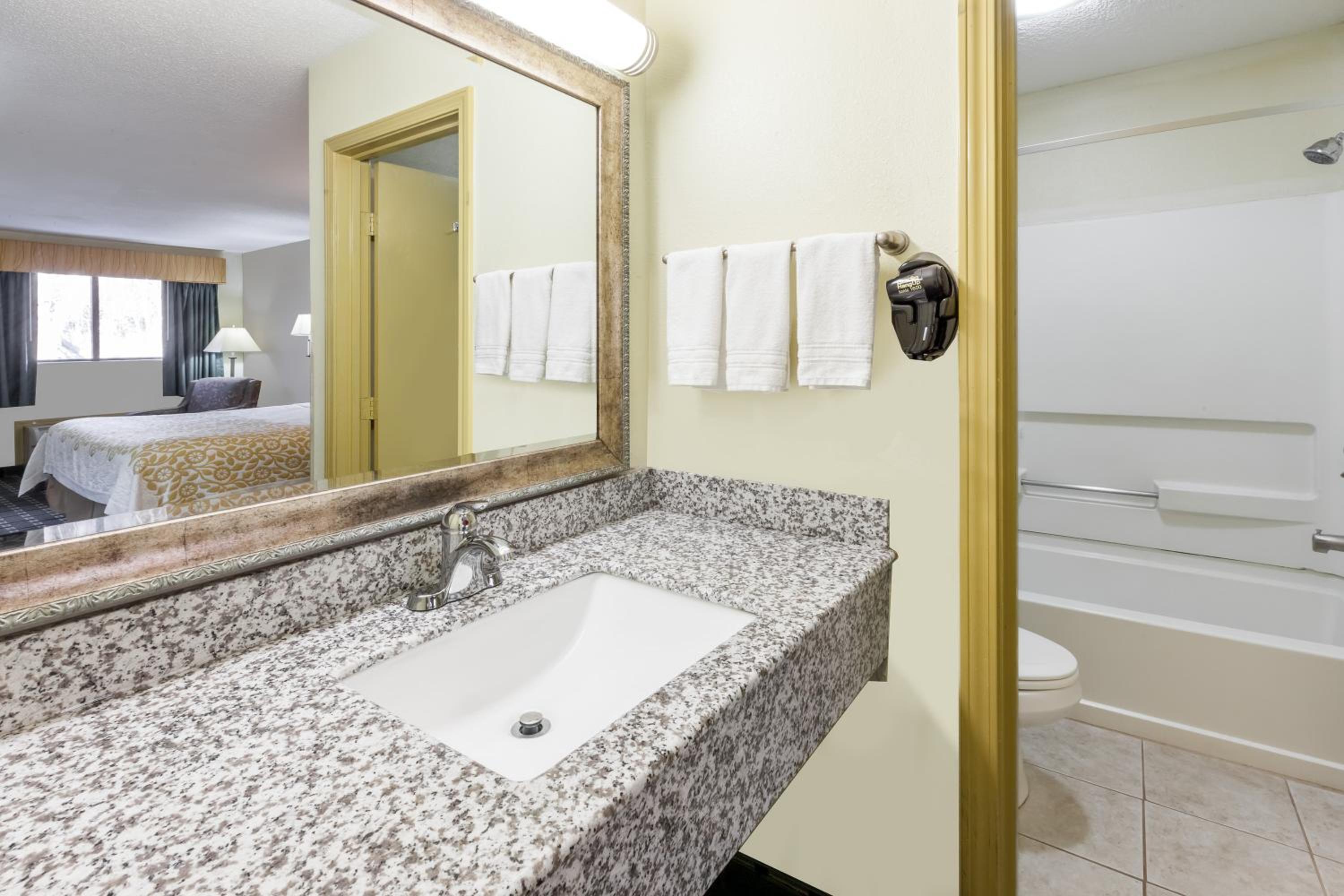 غرفة ديلوكس بسريرين مزدوجين، Days Inn by Wyndham Kent - Akron, Ohio 4/4