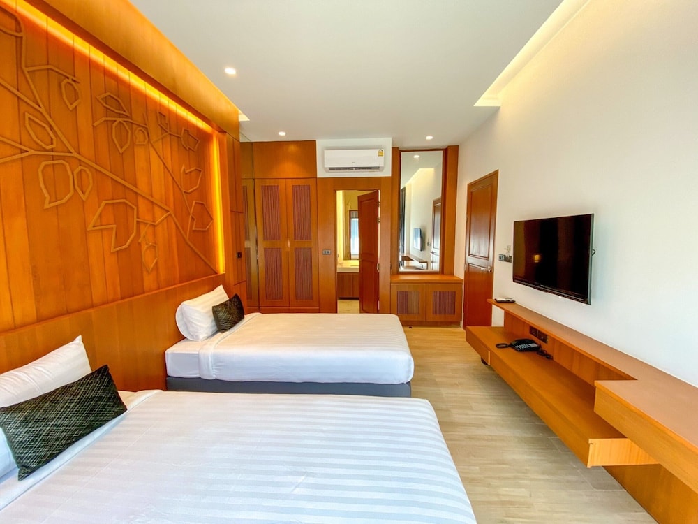 2 BEDROOMS, VILLA, POOL ACCESS