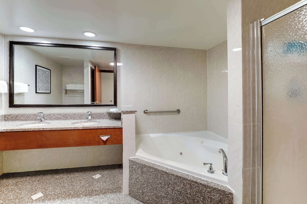 Drury Inn and Suites Birmingham Lakeshore Drive 48/50