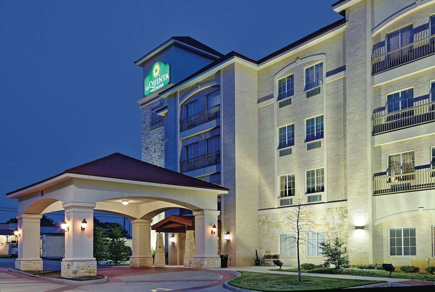 La Quinta Inn and Suites by Wyndham DFW Airport West - Euless 5/65