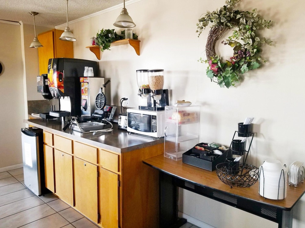 Americas Best Value Inn Belleville 24/34