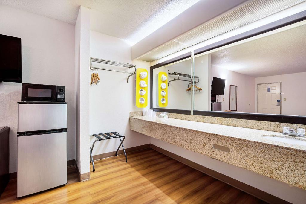1 King Bed - Smoking, Micfridge, Sofa-Bed, Motel6 Covington, TN 10/10