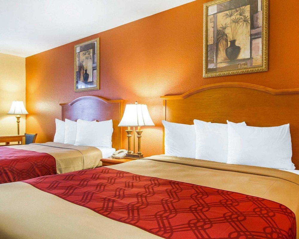 Econo Lodge Inn & Suites Evergreen 13/24