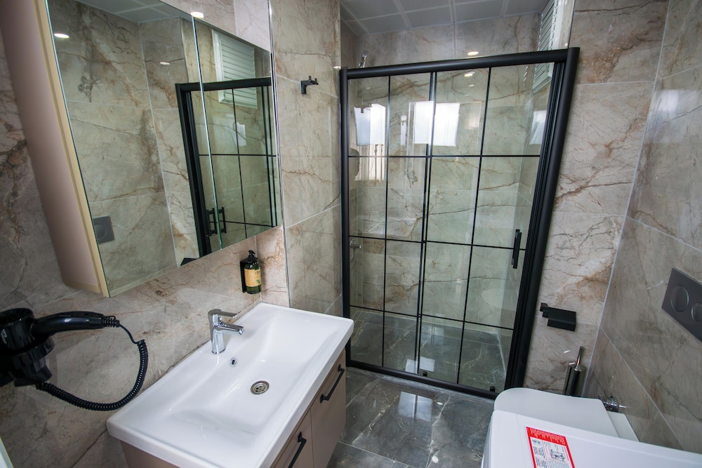 Luxury Life Suites 48/50