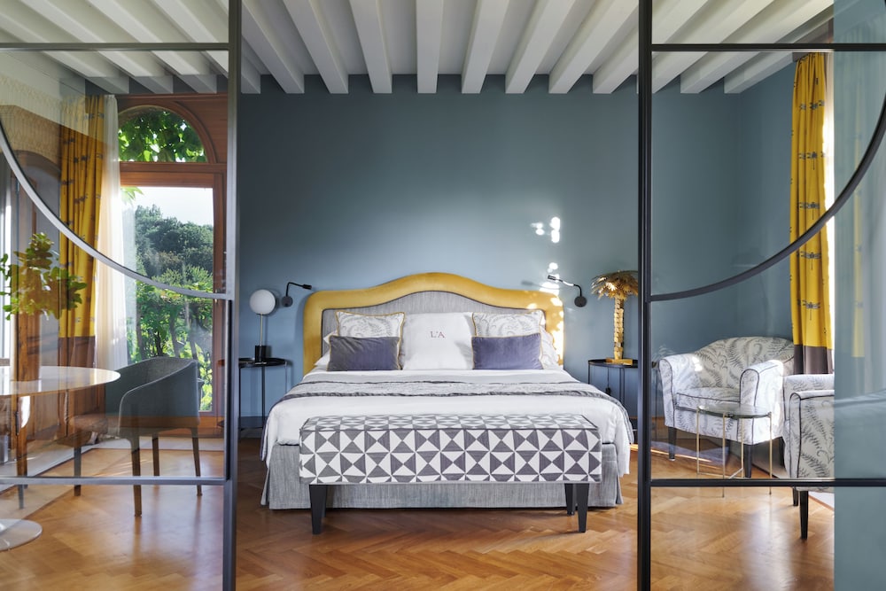 LUXURY, SUITE