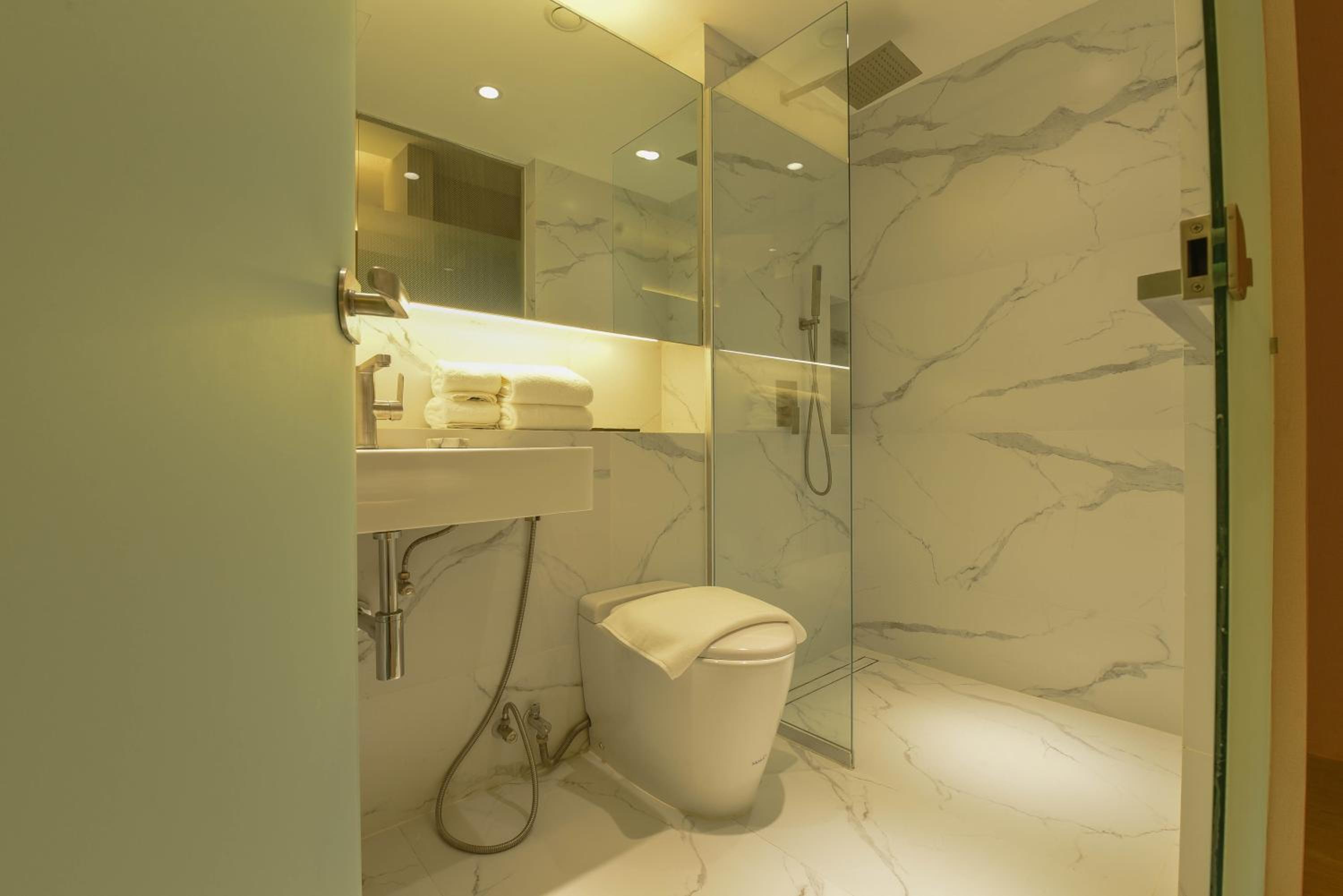 Standard, Single Bed, Queen Bed, No Window، Red Hotel Cubao 6/10