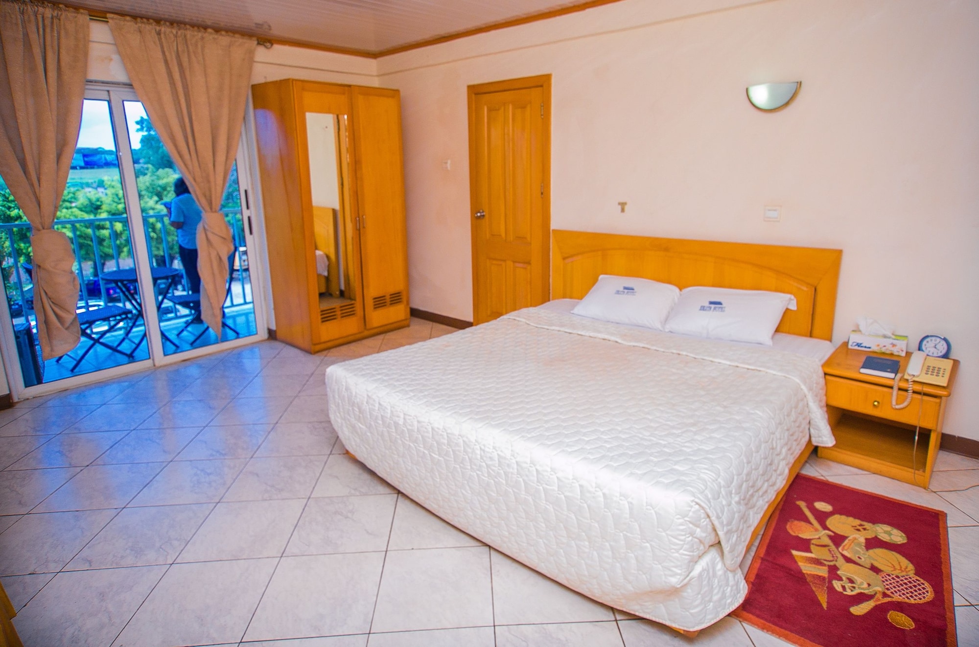 ROOM, DOUBLE BED