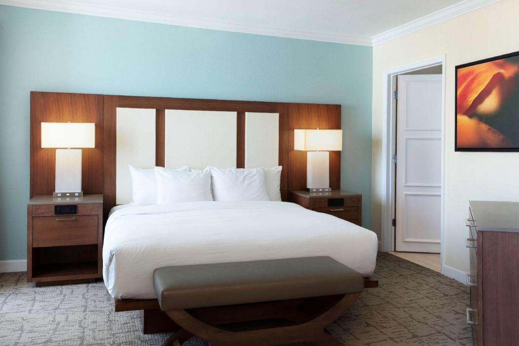 1 Bedroom, Royal, Suite, King Bed, Gulf View, Sofa, Balcony, North Wing
