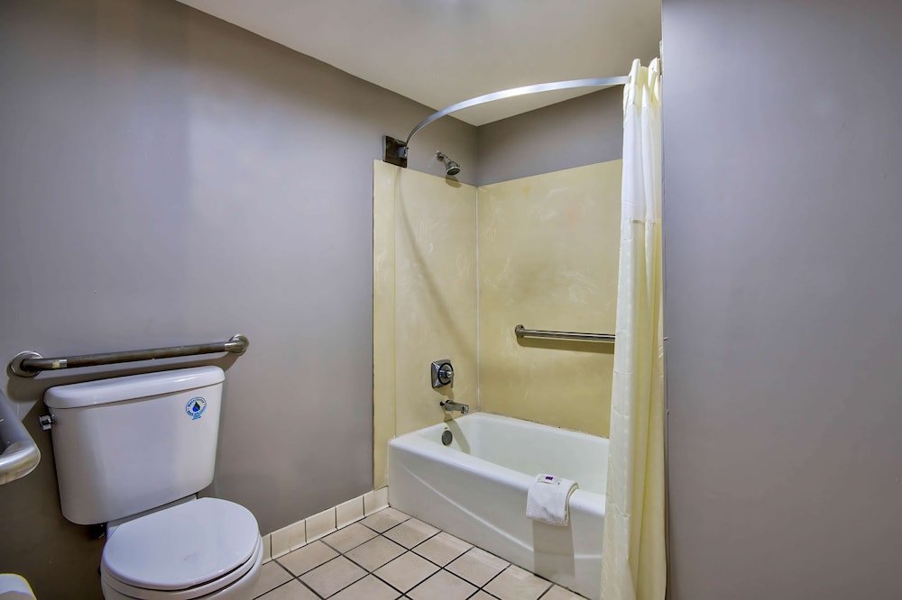 Motel6 Jeffersonville, IN - Louisville 32/33