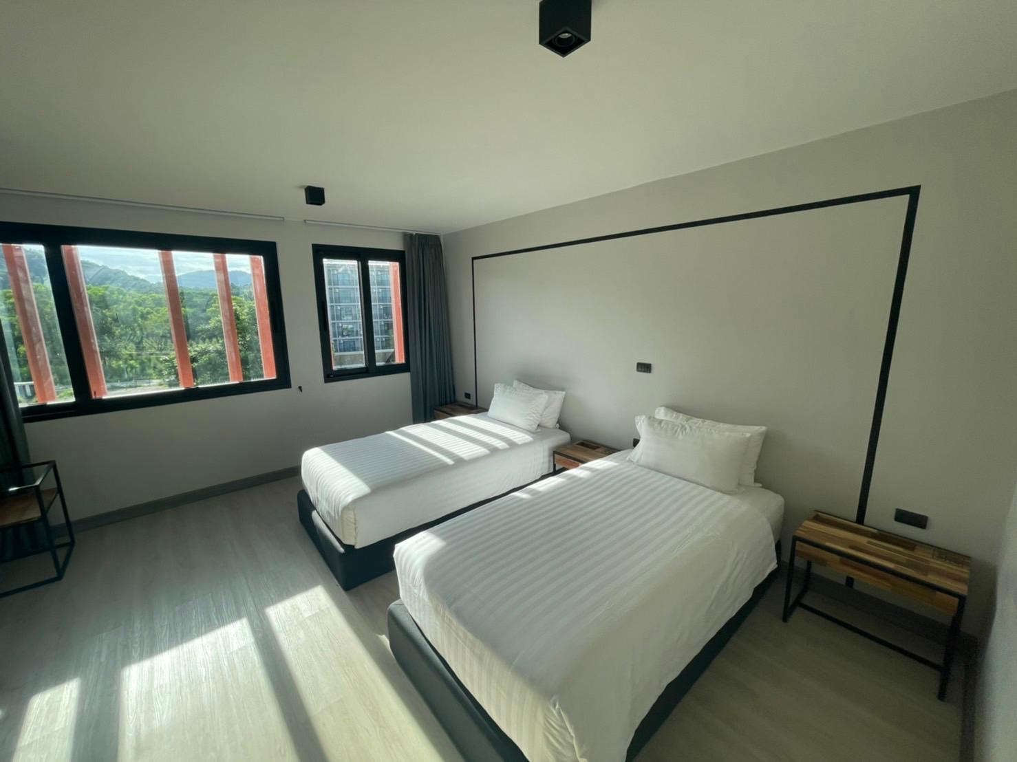 Deluxe, Twin Beds, Corner
