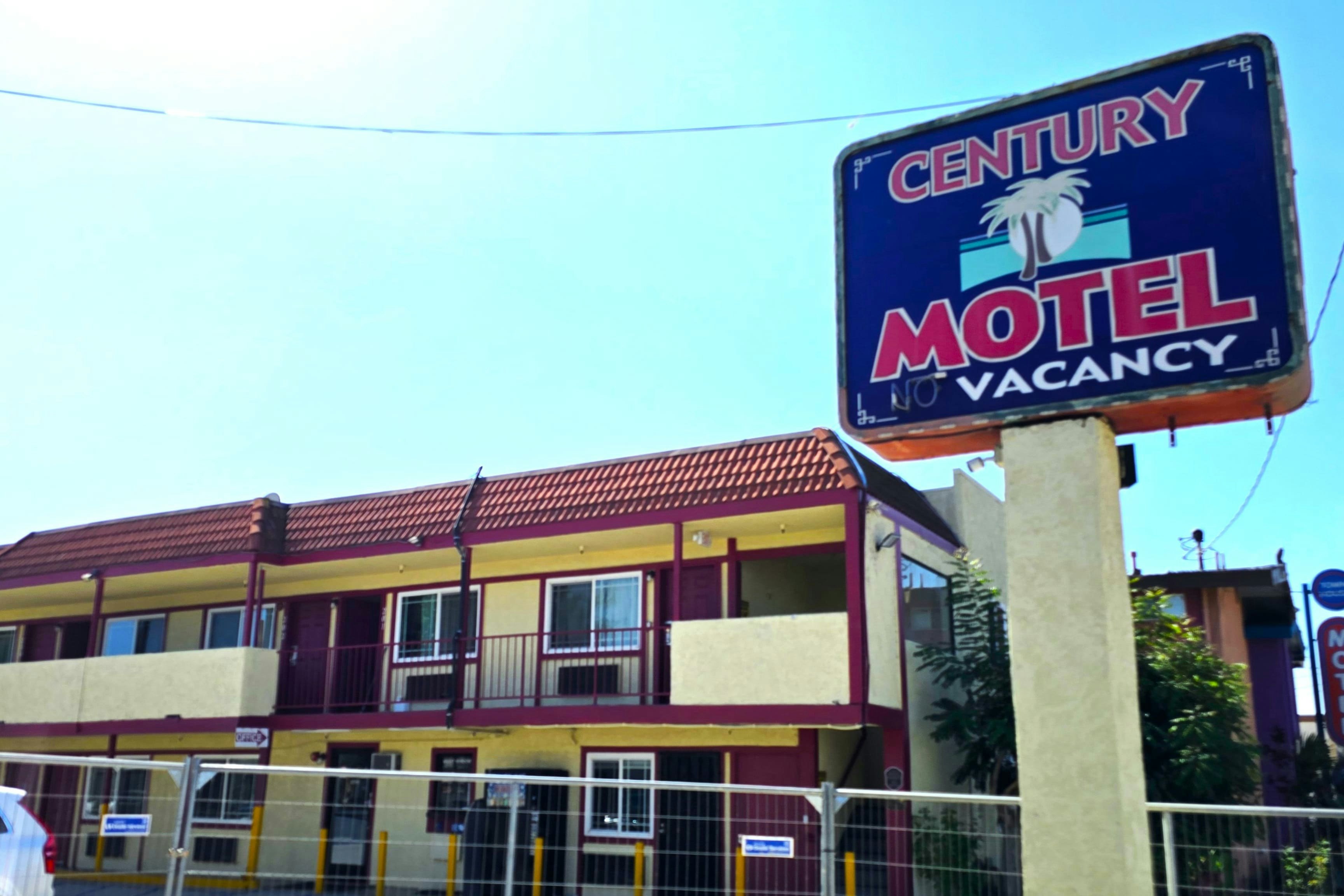 Century Motel 2/39