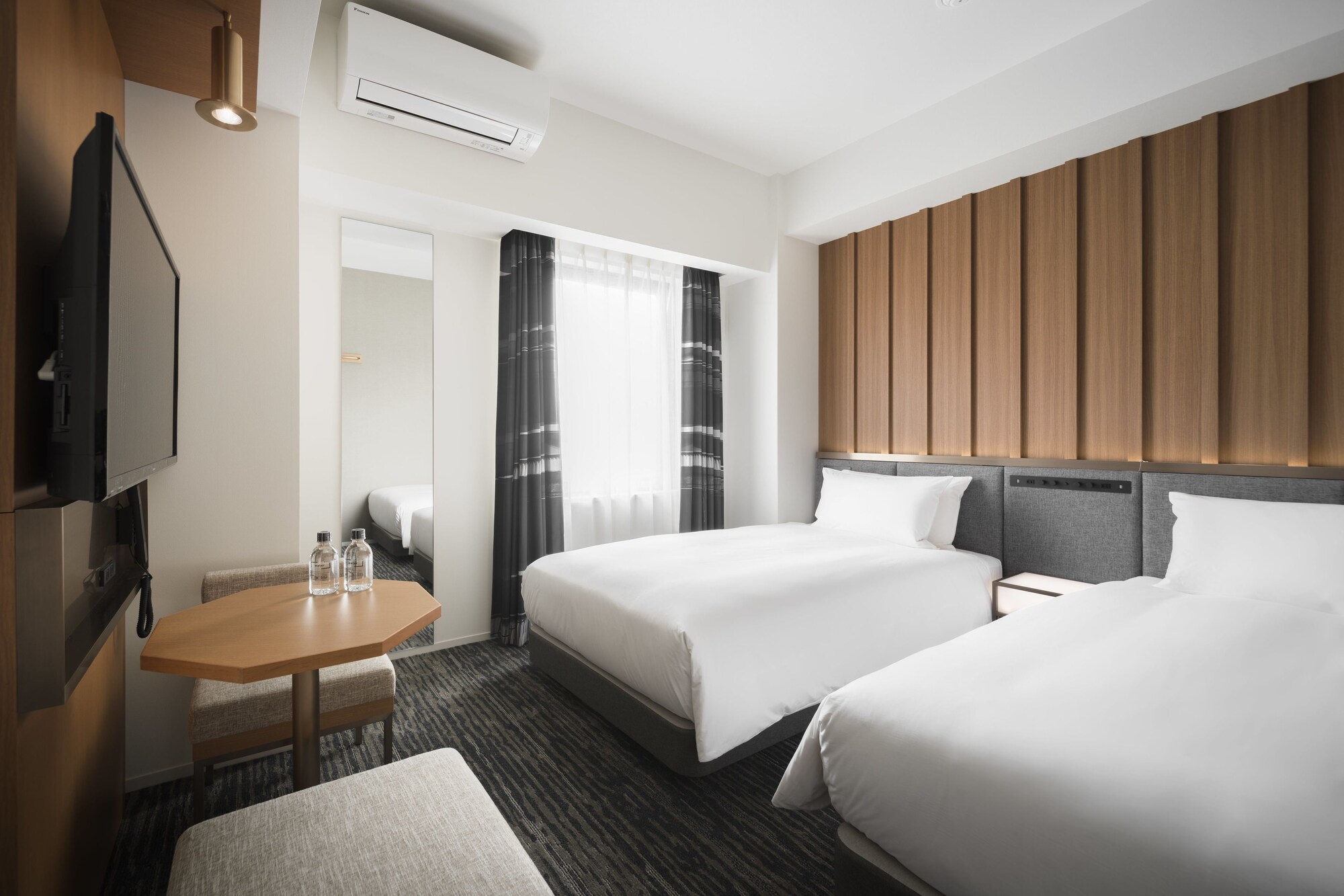 ROOM, TWIN BEDS