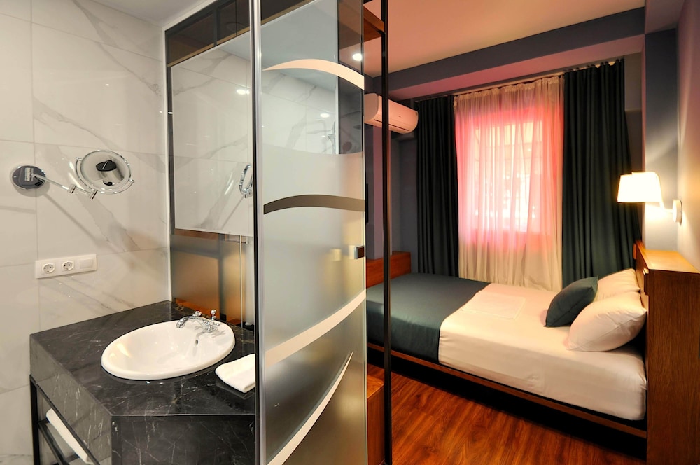Elle Boutique Hotel 65/69