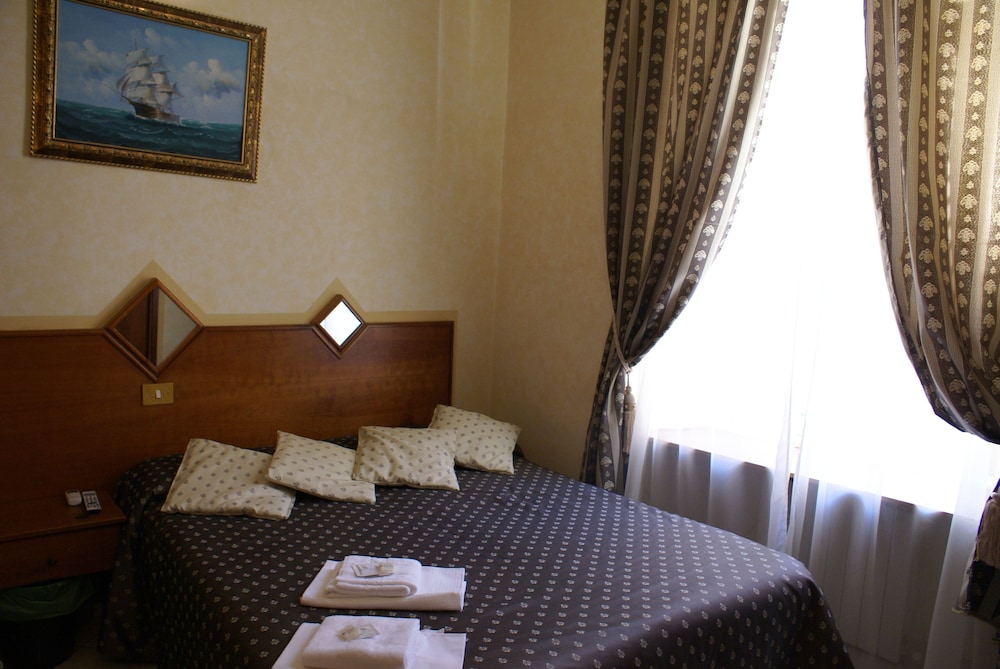 Hotel Farini 7/23