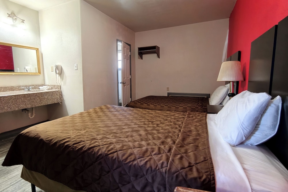 Sunset Lodge Elgin near US 290 by Hotel O 11/47