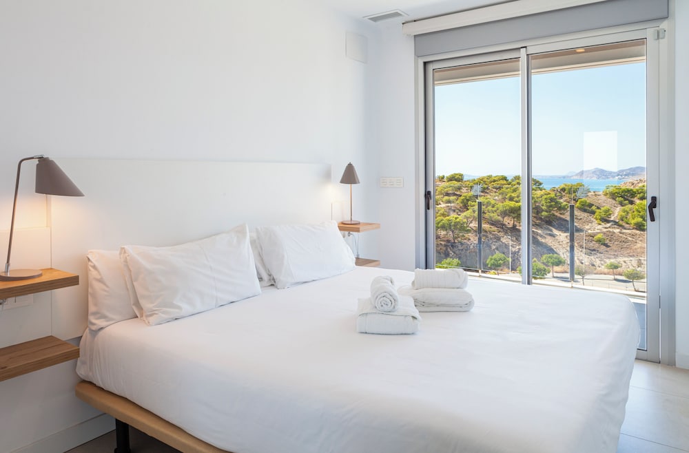 3 BEDROOMS, PENTHOUSE, 2 DOUBLE AND TWIN BEDS, SEA VIEW, HOT TUB