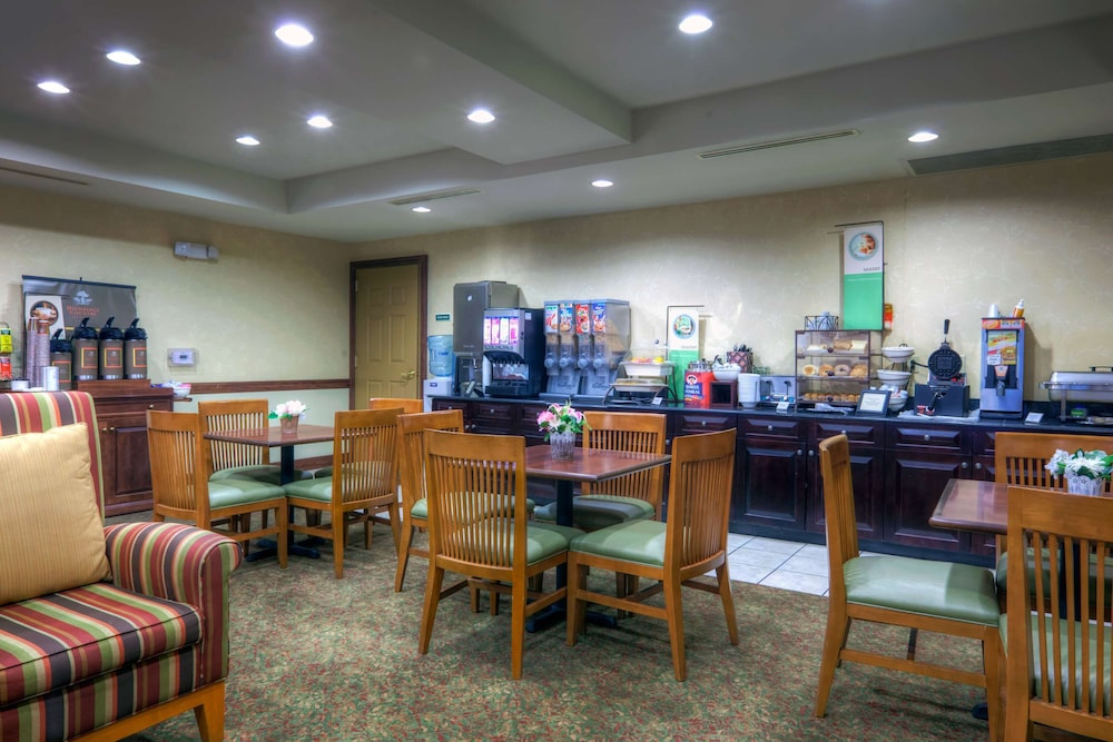 Country Inn and Suites by Radisson, Petersburg, VA 25/34