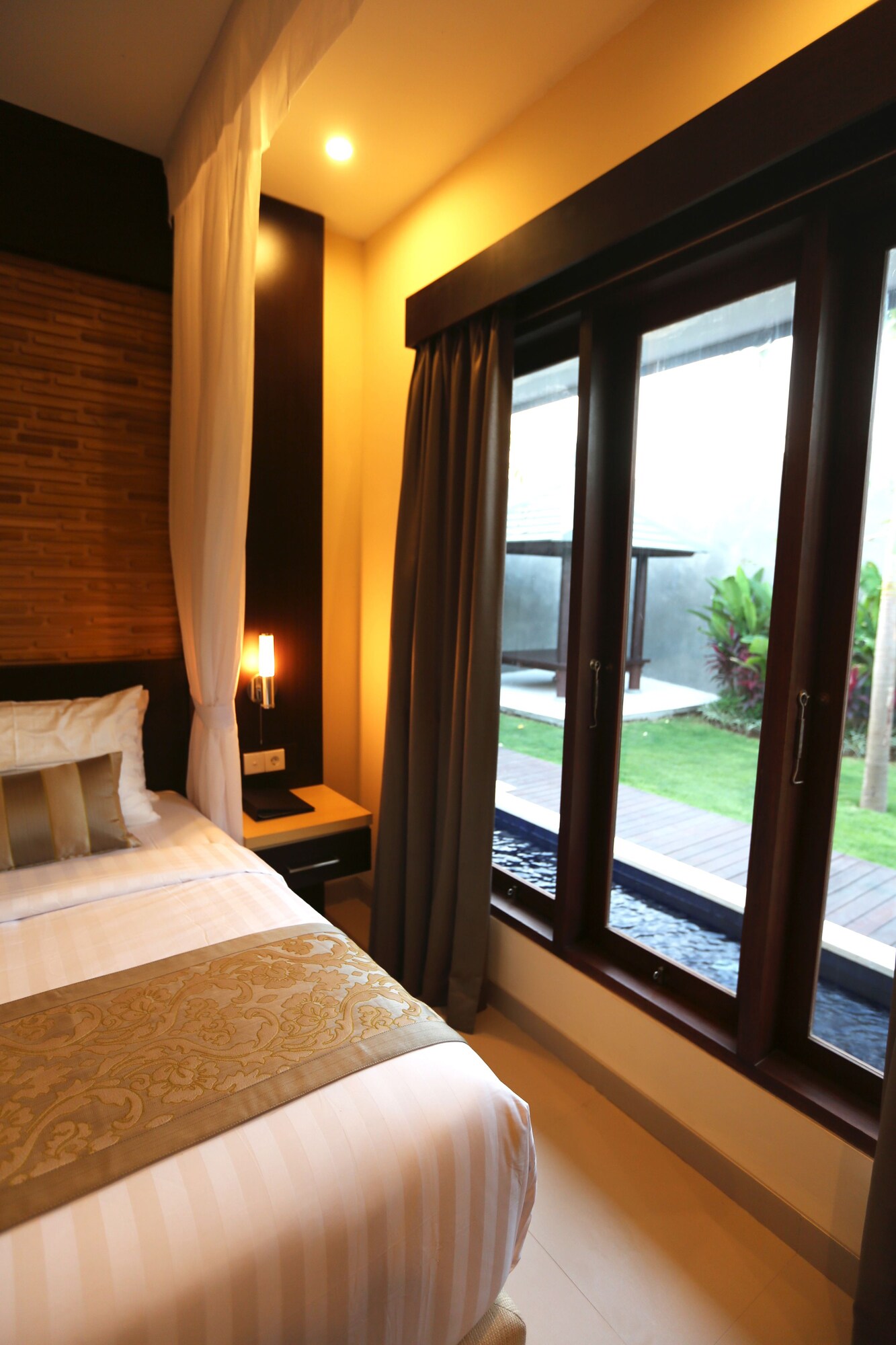 HONEYMOON, VILLA