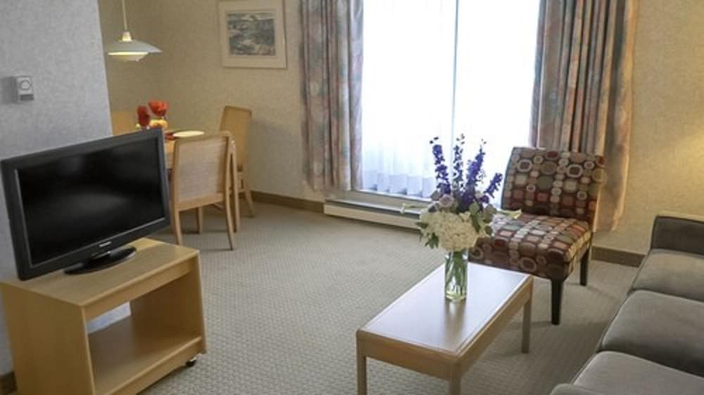 Cartier Place Suite Hotel 37/64