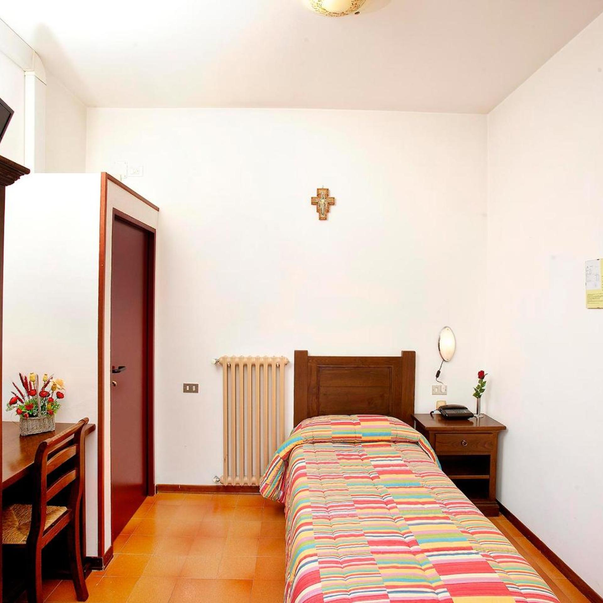 ROOM, SINGLE