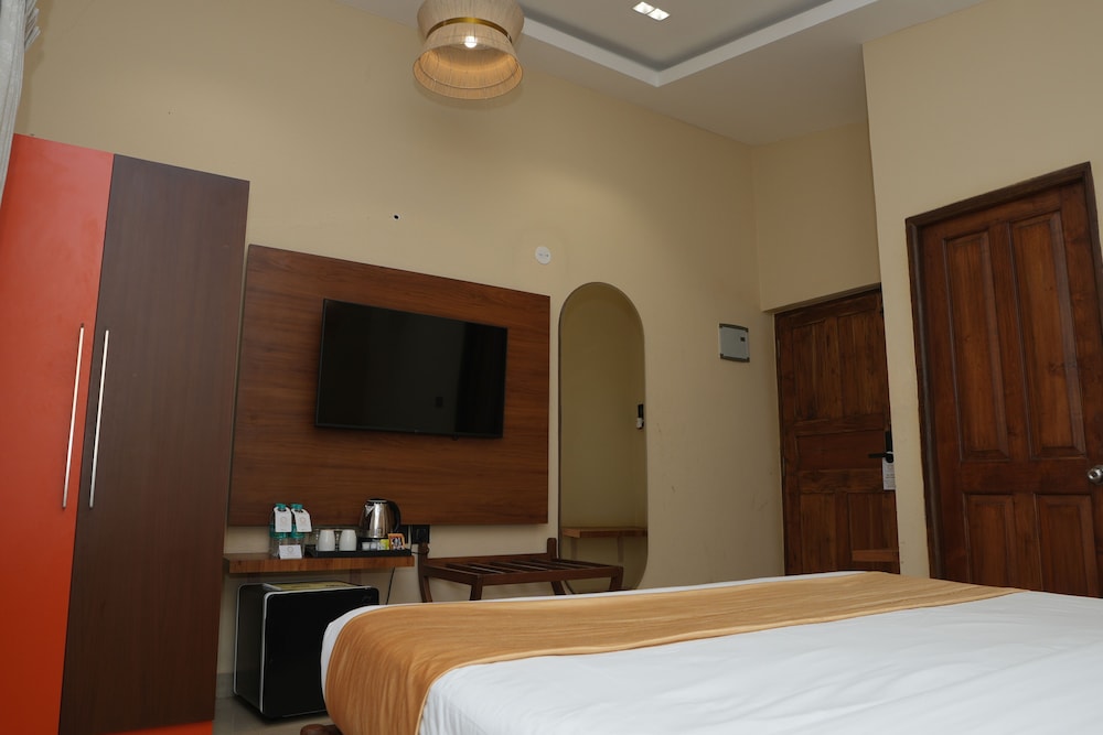 Foxoso Aaristo Baga Beach Resort 16/48