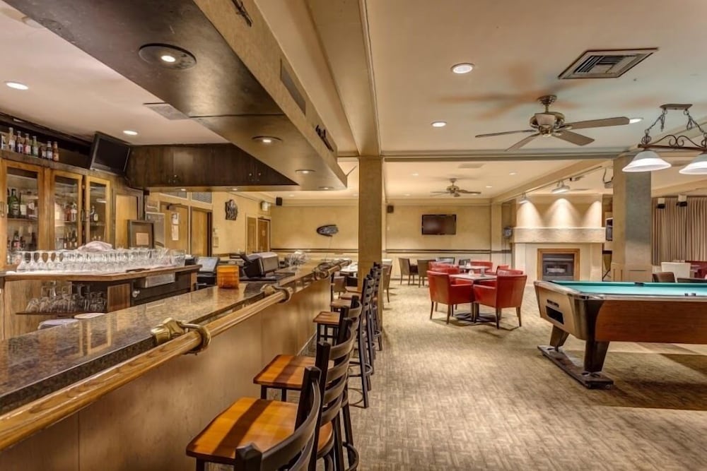 Red Lion Hotel Monterey 40/43