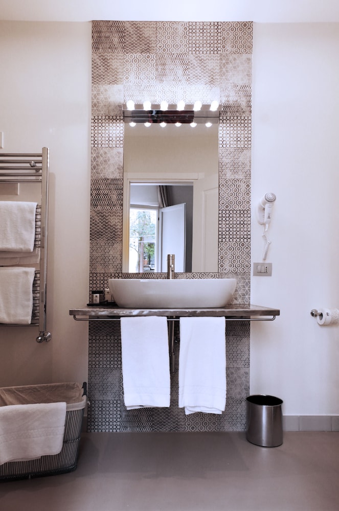 Trevi Contemporary Suite 39/42