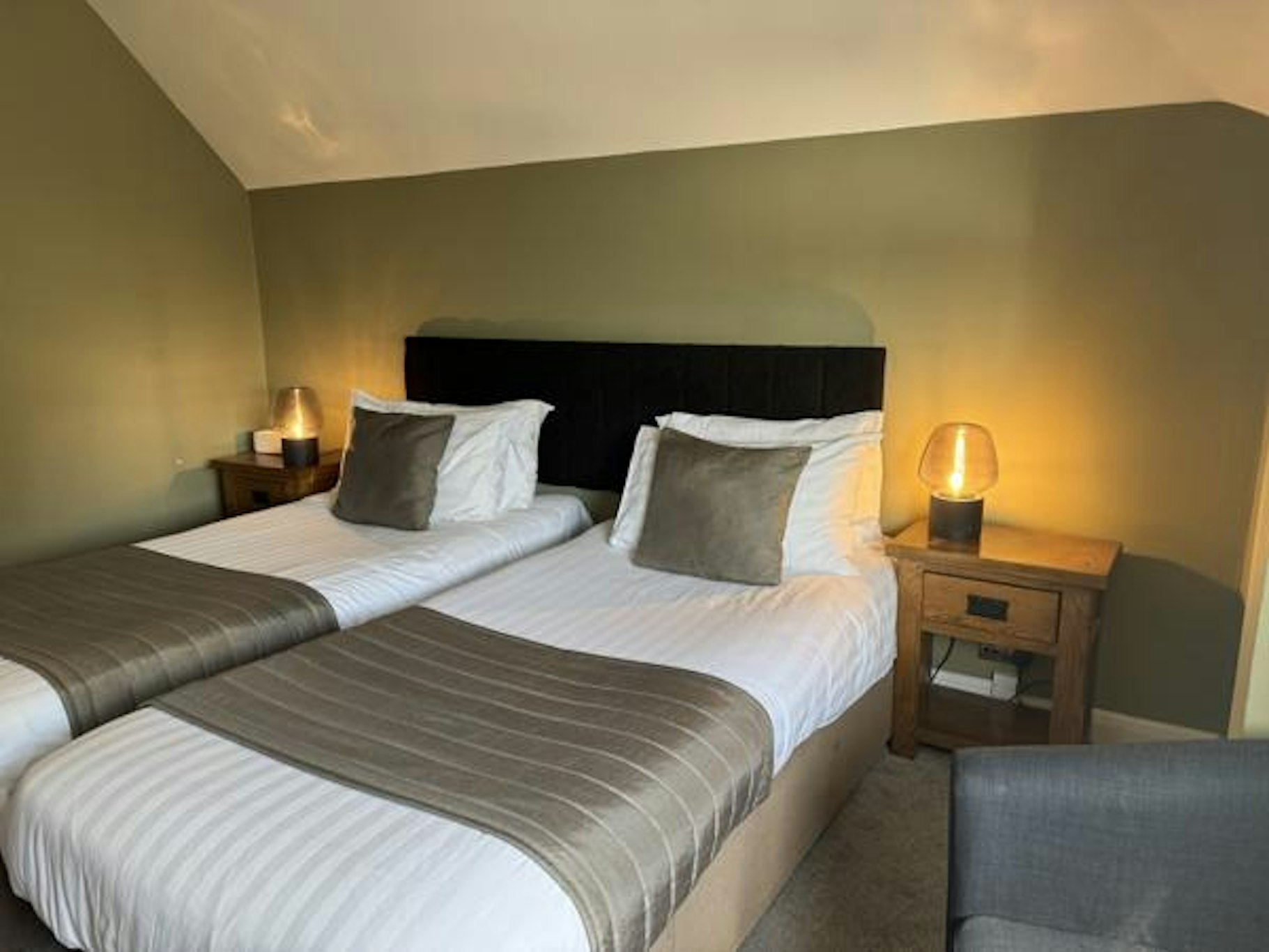 Oaklands Hotel 8/40