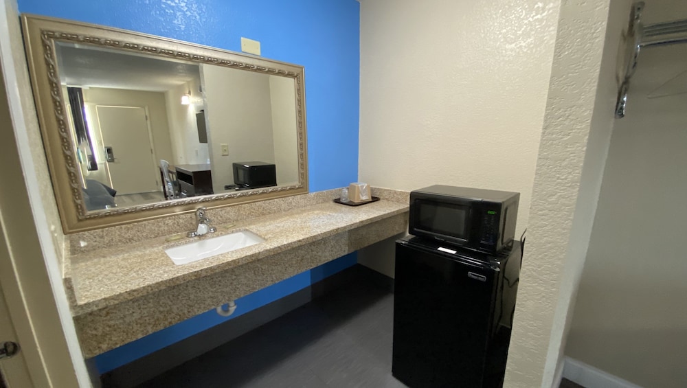 EXPRESS INN NEWPORT NEWS 59/59