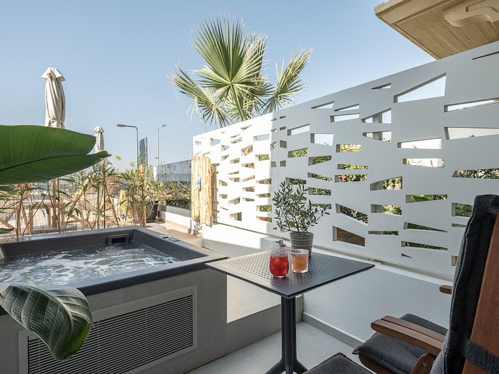 Calla Luxury Seafront Suites 20/50