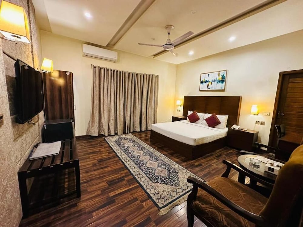 Shelton’s Rezidor Lahore 33/51