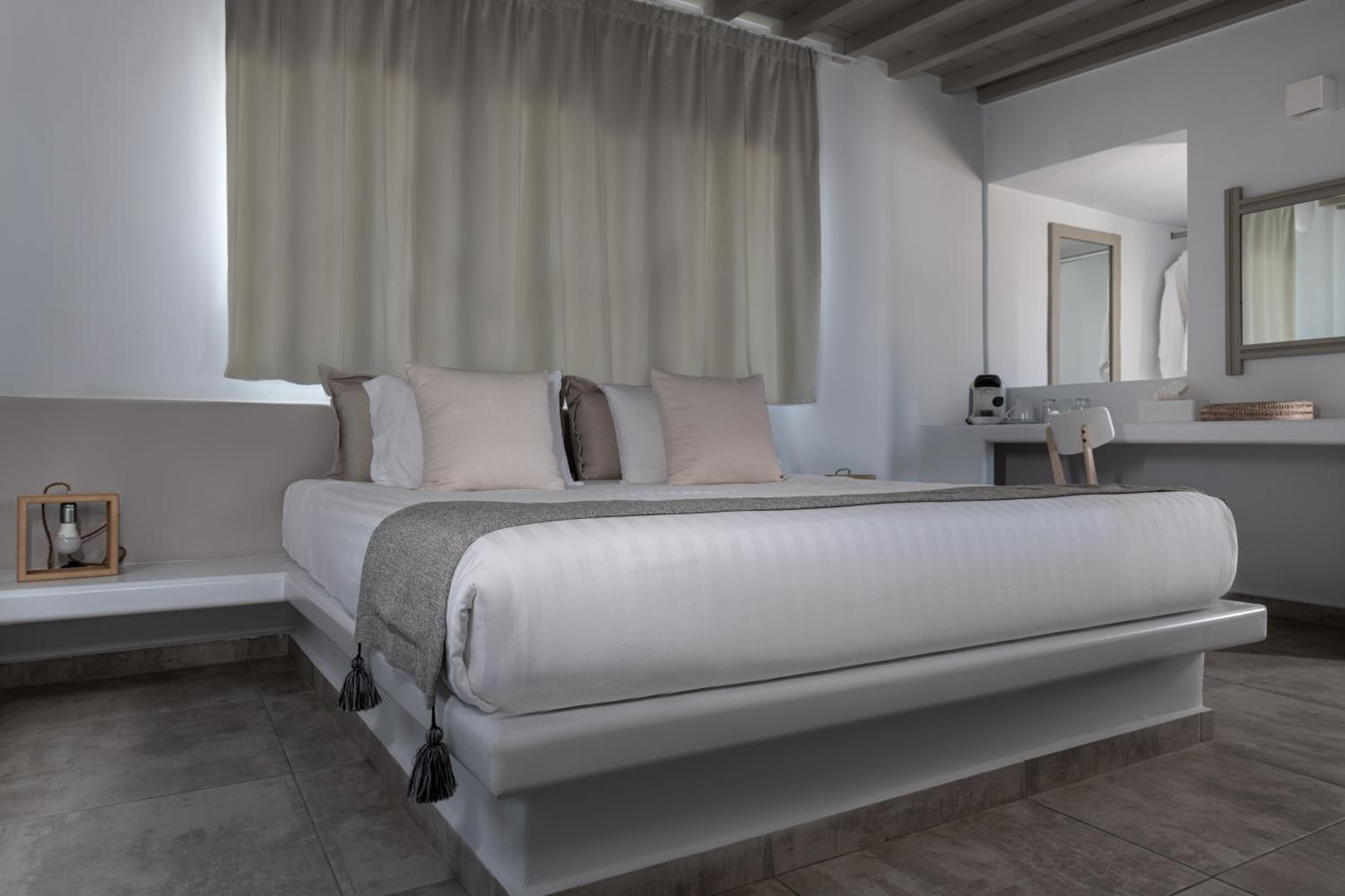 SUITE, KING BED, OUTDOOR JETTED TUB